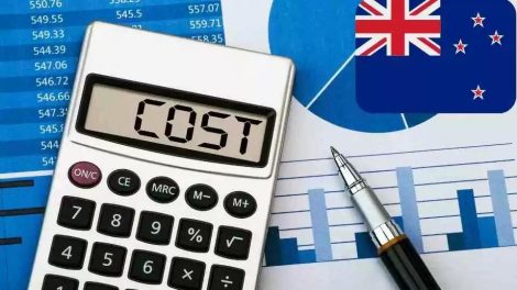 Membayangkan kuliah di New Zealand itu gampang banget. Kamu pasti langsung kepikiran pemandangan alamnya yang spektakuler, kota-kotanya yang aman, dan kualitas pendidikannya yang kelas dunia. Tapi, ada satu pertanyaan penting yang seringkali jadi penentu: berapa sih biaya hidup mahasiswa di New Zealand? Jujur aja, merencanakan anggaran adalah salah satu langkah paling krusial sebelum kamu berangkat. Kabar baiknya, dengan perencanaan yang matang, hidup sebagai mahasiswa di negeri Kiwi ini sangat bisa diatur. Bahkan, pemerintah New Zealand sudah memberikan patokan resmi dana yang harus kamu siapkan, yaitu sekitar NZD 20.000 per tahun. Nah, di artikel ini kita akan bongkar tuntas rinciannya, mulai dari biaya sewa, makan, sampai nongkrong, lengkap dengan konversi ke Rupiah dan tips hemat yang benar-benar berguna! H2: Rincian Biaya Hidup Mahasiswa di New Zealand (Estimasi 2025) Biaya hidup bisa sangat berbeda tergantung kota tempatmu tinggal (misalnya, Auckland cenderung lebih mahal) dan gaya hidupmu. Berikut adalah perkiraan rata-rata yang bisa kamu jadikan patokan. (Kurs: 1 NZD = sekitar Rp 10.000) H3: 1. Akomodasi (Biaya Terbesar Kamu) Tempat tinggal akan memakan porsi paling besar dari anggaranmu. Ada tiga pilihan utama yang populer di kalangan mahasiswa: H4: Asrama Kampus (Halls of Residence) Ini pilihan paling gampang buat mahasiswa baru. Kamu tinggal di lingkungan kampus, dekat dengan kelas, dan gampang banget buat sosialisasi. Biaya: NZD 250 – NZD 400 per minggu (sekitar Rp 2,5 juta – Rp 4 juta) Plus: Biasanya sudah termasuk listrik, air, internet, dan kadang paket makan. H4: Apartemen atau Sewa Rumah (Renting) Kalau kamu ingin lebih mandiri dan bebas, menyewa kamar di apartemen atau rumah bareng teman-teman (flatting) adalah pilihan yang seru. Biaya: NZD 200 – NZD 350 per minggu per kamar (sekitar Rp 2 juta – Rp 3,5 juta) Minus: Biaya ini belum termasuk listrik, internet, dan air. Kamu juga harus menyiapkan uang jaminan (bond) di awal. H4: Homestay Tinggal bersama keluarga lokal (Kiwi Family) bisa jadi pengalaman budaya yang luar biasa. Kamu bisa melatih bahasa Inggrismu setiap hari. Biaya: NZD 230 – NZD 300 per minggu (sekitar Rp 2,3 juta – Rp 3 juta) Plus: Harga biasanya sudah termasuk makan pagi dan malam. H3: 2. Kebutuhan Pokok Sehari-hari Setelah tempat tinggal, ini adalah pengeluaran rutin yang harus kamu perhitungkan. Belanja Makanan: Jika kamu masak sendiri, siapkan anggaran sekitar NZD 80 – NZD 120 per minggu (Rp 800 ribu – Rp 1,2 juta). Supermarket populer di sana antara lain Countdown, New World, dan Pak'nSave yang terkenal lebih murah. Transportasi Umum: Mahasiswa biasanya dapat diskon khusus. Siapkan sekitar NZD 30 – NZD 50 per minggu (Rp 300 ribu – Rp 500 ribu) untuk bus atau kereta. Kebutuhan Lainnya: Untuk pulsa telepon, internet (jika sewa apartemen), dan keperluan pribadi, alokasikan sekitar NZD 40 – NZD 60 per minggu (Rp 400 ribu – Rp 600 ribu). H2: Total Estimasi Biaya Hidup per Bulan Jadi, jika kita jumlahkan semuanya, berapa total biaya hidup mahasiswa di New Zealand per bulan? Gaya Hidup Hemat: Sekitar NZD 1.500 per bulan (sekitar Rp 15 juta) Gaya Hidup Nyaman: Sekitar NZD 2.000 per bulan (sekitar Rp 20 juta) Angka ini adalah perkiraan di luar biaya kuliah dan sudah mencakup sedikit hiburan. H2: 5 Tips Jitu Menghemat Biaya Hidup di New Zealand Anggaran terasa ketat? Tenang, ada banyak cara buat berhemat tanpa harus kehilangan momen seru. Jadi Koki di Dapur Sendiri: Makan di luar itu mahal. Memasak sendiri adalah cara berhemat nomor satu. Ajak teman-temanmu masak bareng, selain lebih murah, juga lebih asyik! Manfaatkan Diskon Pelajar: Kartu mahasiswamu itu "sakti". Tunjukkan di mana-mana, mulai dari transportasi umum, bioskop, museum, hingga beberapa restoran untuk dapat potongan harga. Cari Kerja Paruh Waktu: Visa pelajar mengizinkanmu bekerja hingga 20 jam per minggu. Ini bukan cuma menambah uang saku, tapi juga pengalaman kerja dan jaringan pertemanan. Beli Barang Bekas Berkualitas: Untuk perabotan, buku, atau bahkan pakaian musim dingin, situs seperti Trade Me atau grup Facebook lokal adalah tambang emas untuk mendapatkan barang bagus dengan harga miring. Eksplorasi Gratisan: Keindahan New Zealand adalah hiburan terbaik yang gratis. Manfaatkan akhir pekanmu untuk hiking, jalan-jalan di taman kota, atau bersantai di pantai. H2: Pertanyaan Umum (FAQ) H3: Berapa bukti dana yang harus saya tunjukkan untuk visa pelajar NZ? Menurut situs resmi Imigrasi New Zealand, kamu harus menunjukkan bukti bahwa kamu memiliki setidaknya NZD 20.000 untuk satu tahun studi sebagai bukti biaya hidup, di luar biaya kuliah yang sudah kamu bayarkan. H3: Kota mana di New Zealand yang biaya hidupnya paling terjangkau? Secara umum, kota-kota yang lebih kecil seperti Dunedin, Hamilton, atau Christchurch memiliki biaya hidup yang lebih terjangkau dibandingkan kota besar seperti Auckland atau Wellington. H3: Apakah saya bisa bekerja dengan visa pelajar? Ya, kamu diizinkan bekerja hingga 20 jam per minggu selama masa perkuliahan dan bisa bekerja penuh waktu saat jadwal liburan resmi semester. H3: Apakah asuransi kesehatan itu wajib? Wajib. Semua mahasiswa internasional diwajibkan memiliki asuransi kesehatan dan perjalanan yang komprehensif selama mereka tinggal di New Zealand. Biasanya, pihak universitas akan merekomendasikan penyedia asuransi yang sudah disetujui. Intinya, merencanakan biaya hidup mahasiswa di New Zealand adalah langkah awal yang sangat penting. Dengan budgeting yang cerdas, kamu bisa fokus belajar dan menikmati semua pengalaman luar biasa yang ditawarkan oleh negara Kiwi ini. Jika kamu merasa butuh bantuan untuk merencanakan anggaran secara lebih detail atau ingin tahu lebih banyak tentang pilihan studi yang sesuai dengan budgetmu, jangan ragu untuk berkonsultasi. Tim konselor ahli di Edlink+Con-nex siap membantumu merancang perjalanan studi yang paling efisien dan tepat sasaran.