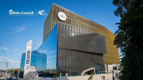 Raih Gelar Deakin University: